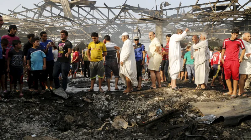 Lidé na tržišti v Bagdádu, kde krátce předtím explodovala dodávka s trhavinou