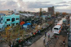 Na Filipínách dochází přeživším po ničivém tajfunu Rai jídlo