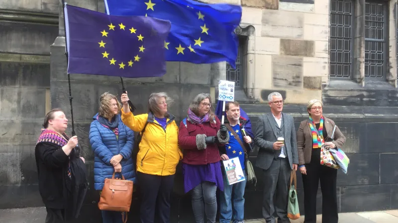 Odpůrci brexitu před sídlem skotského odvolacího soudu
