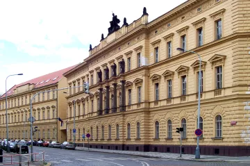 Ministerstvo začalo prověřovat případ podmíněného trestu za opakované znásilnění dívky