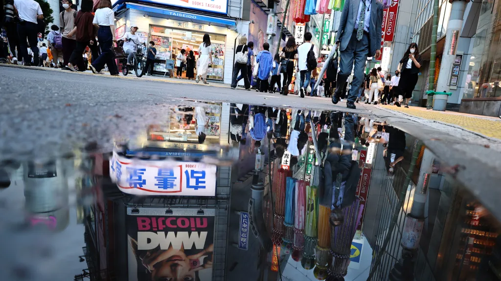 Olympijské Tokio. Zhoršující se epidemie oslabuje pozici premiéra Jošihideho Sugy