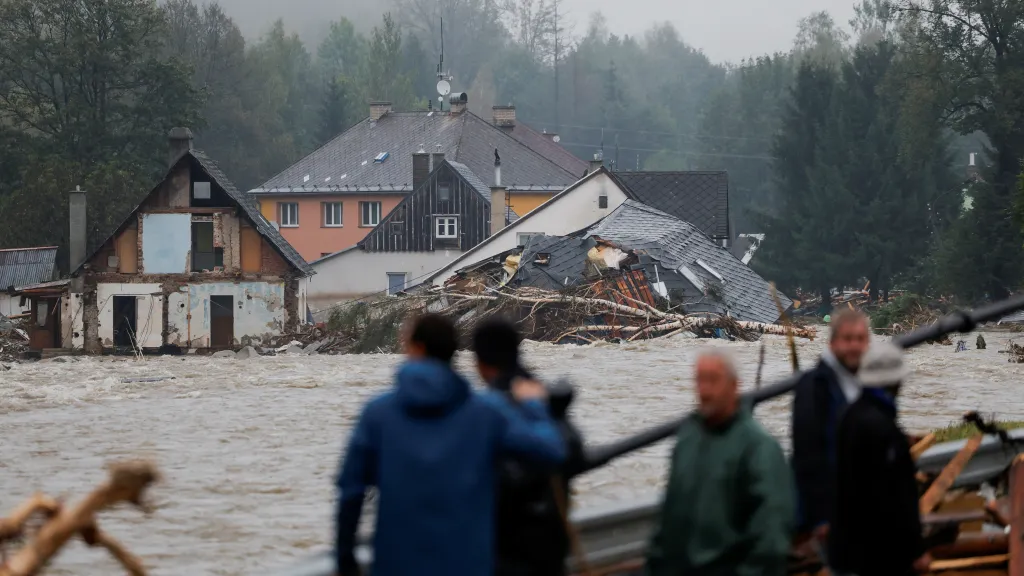 ▷ Na Jesenicku chybí signál i pitná voda — ČT24 — Česká televize