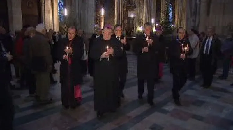 Světlo z jeskyně Narození Páně v Betlémě, Kristova rodiště, dnes v pražské katedrále svatého Víta převzal z rukou čtveřice mladých skautů pražský arcibiskup Dominik Duka.