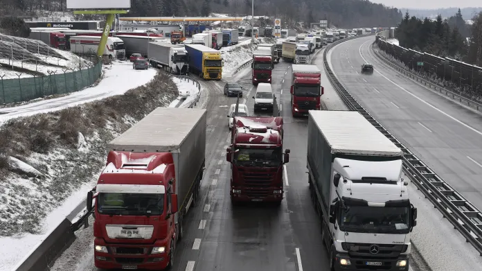 Sníh a ledovka výrazně komplikují dopravu