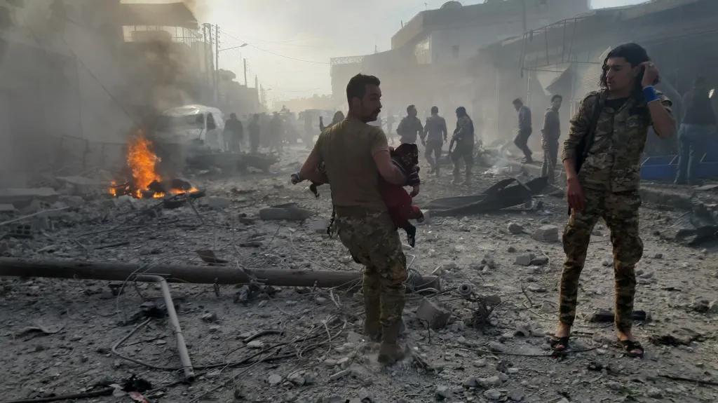 Následky výbuchu na tržišti v severní Sýrii