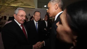 Kubánský a americký prezident si na summitu v Panamě potřásli rukou
