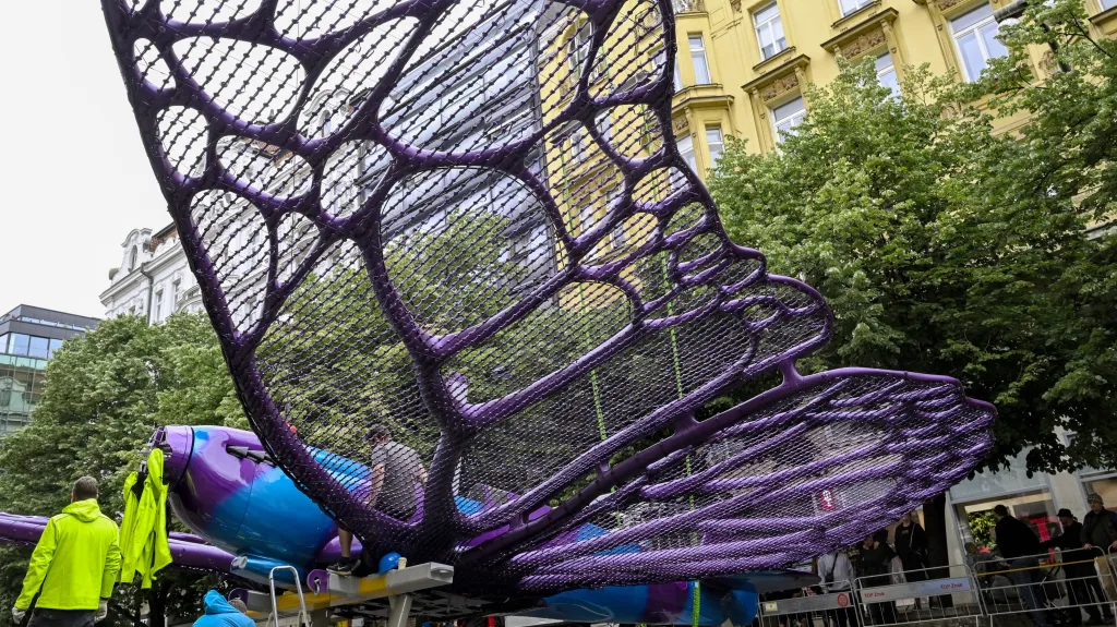 Instalace plastiky Davida Černého na obchodní dům Máj