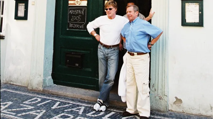Václav Havel s americkým hercem Robertem Redfordem před Divadlem Na zábradlí (2005)