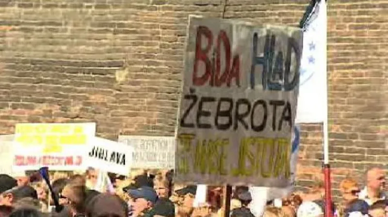 Desetitisíce demonstrantů zaplavily Prahu