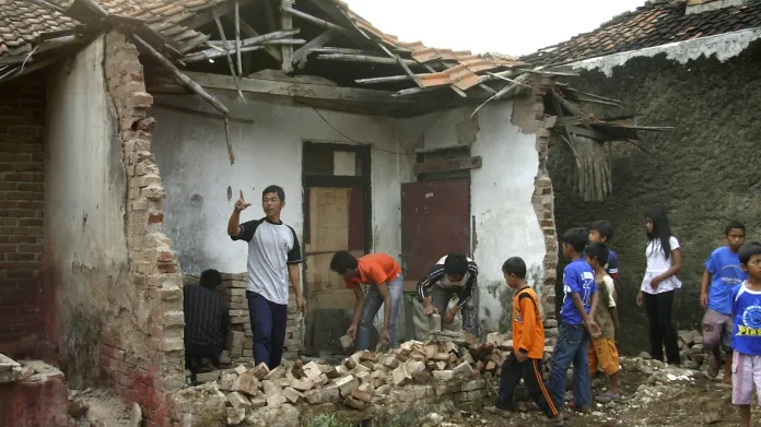Zemětřesení zbořilo spoustu domů