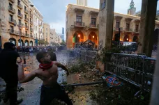 Bejrútem znovu zmítají protesty, stovky lidí během víkendu utrpěly zranění