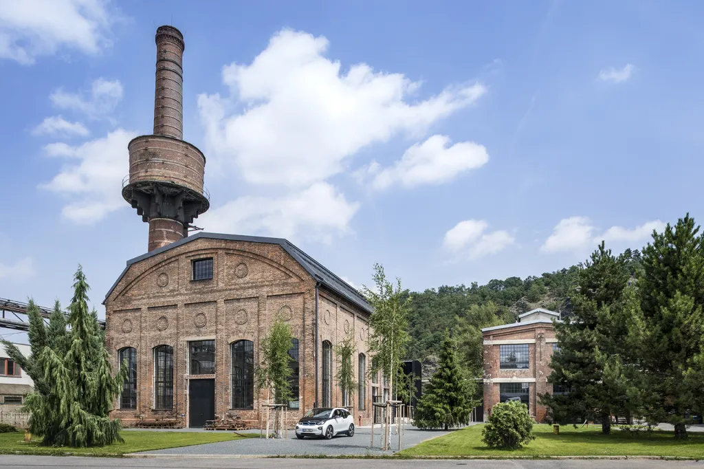 Libčice. Ještě před 8 lety byly budovy Uhelného mlýna a Kotelny v areálu Šroubáren v Libčicích nad Vltavou opuštěné a polorozpadlé stavby. Nyní dosluhující areál dostává druhou šanci, začíná opět žít.