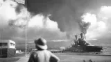 Zničená válečná loď USS California po zásahu japonskými bombardéry