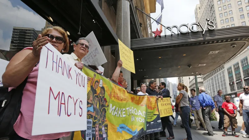Lidé na protest proti Trumpovým výrokům vyjadřují vděk třeba firmě Macy's, která stáhla Trumpovu kolekci oblečení
