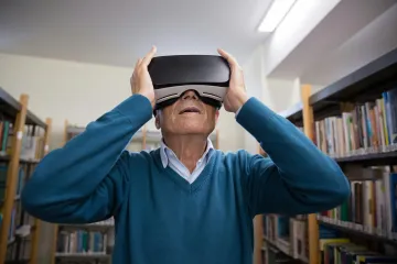 Senioři si oblíbili virtuální realitu, cestují do Říma i Benátek. Na provoz ale chybí peníze