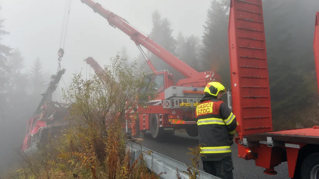 Drážní hasiči s pomocí vyprošťovací techniky odstraňují ze svahu vrak spadlé kabiny lanovky na Ještěd (2. listopadu 2021)