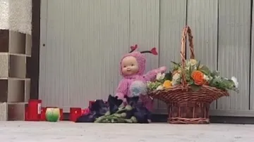 Svíčky a dárky před dveřmi blatnického domu