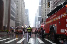 Při nouzovém přistání na budově v New Yorku havaroval vrtulník. Pilot zemřel
