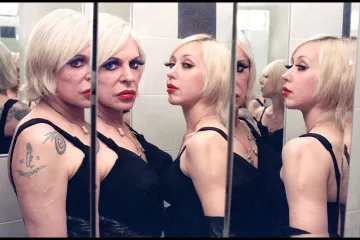 Podstupovali plastiky, aby se stali jednou bytostí. Umělecká osobnost P-Orridge radikálně zpochybňovala gender