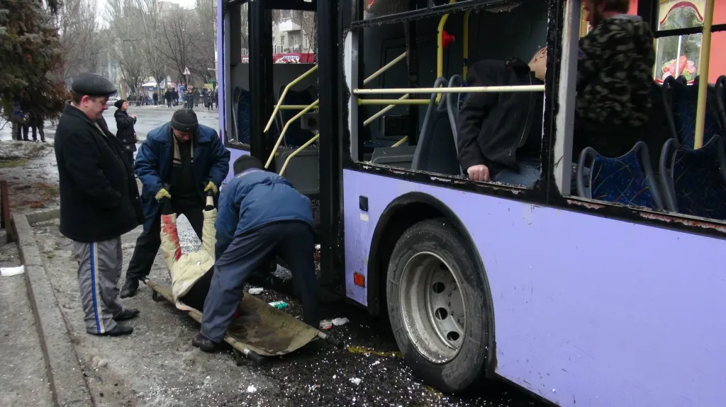 Následky palby na zastávku v Doněcku