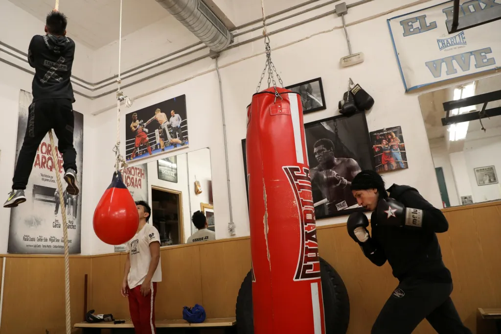 Sportovkyně se setkala s násilím, když jí její první partner zlomil několik kostí v obličeji v době, kdy byla v jiném stavu s prvním dítětem. Od té doby začala bojovat za práva žen