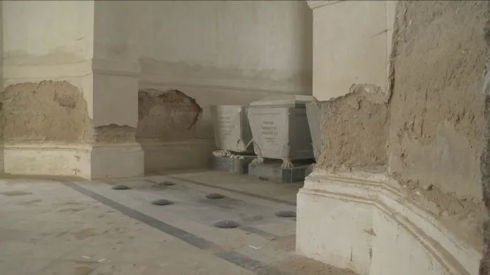 Poničený interiér památky u Jemnice