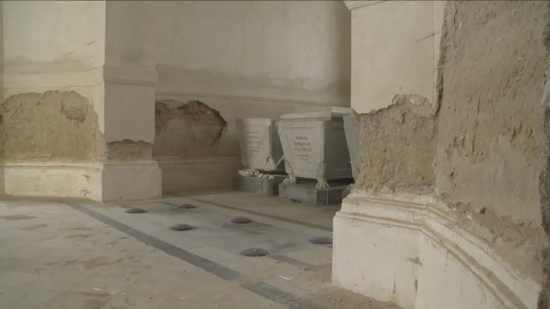 Poničený interiér památky u Jemnice