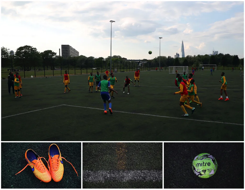 Mládežnický fotbal na umělém povrchu hřiště v jihovýchodním Londýně