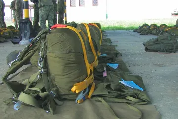 Záložáci chrudimských výsadkářů se chystají k prvnímu seskoku. Radost jim kazí počasí