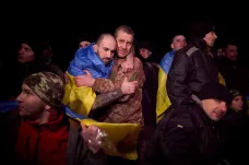 Výměny zajatců mezi Moskvou a Kyjevem pomáhá sjednat Abú Dhabí. Domů se již vrátilo přes 2800 Ukrajinců