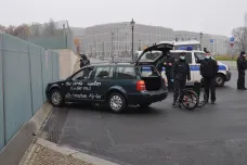 Do plotu sídla německé kancléřky Merkelové narazilo auto. Řidiče policie zadržela