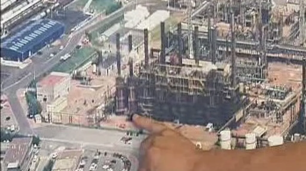 Místo výbuchu v továrně Total