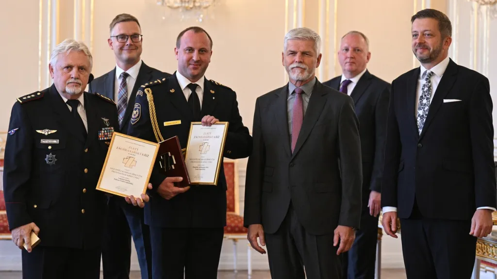 Ředitel Letecké služby Policie ČR Tomáš Hytych (vlevo) a Dušan Uhlík za Hasičský záchranný sbor (druhý zleva) převzali z rukou prezidenta Petra Pavla a ministra vnitra Víta Rakušana ocenění za nejlepší záchranářský čin roku 2023