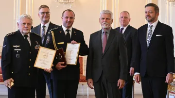 Ředitel Letecké služby Policie ČR Tomáš Hytych (vlevo) a Dušan Uhlík za Hasičský záchranný sbor (druhý zleva) převzali z rukou prezidenta Petra Pavla a ministra vnitra Víta Rakušana ocenění za nejlepší záchranářský čin roku 2023