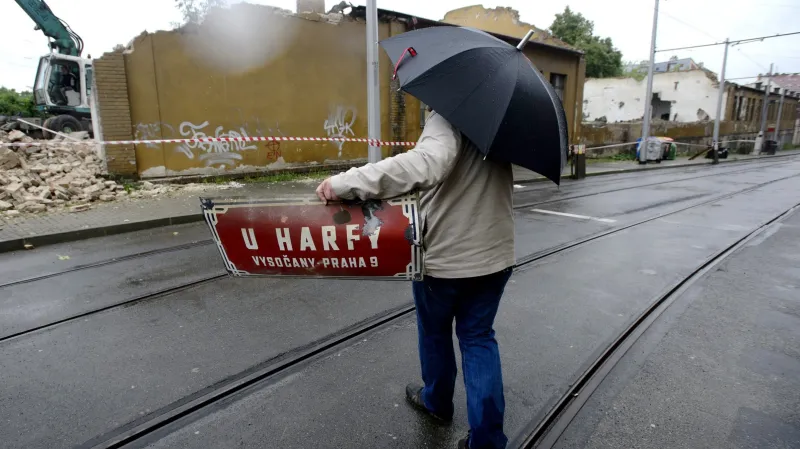 Demolice domu v ulici U Harfy v Praze 9