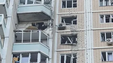NEPOUŽÍVAT ZNOVU Snímek ukazuje bytový dům v Krasnogorsku v Moskevské oblasti, který podle tvrzení tamních úřadů poškodil ukrajinský dronový útok (17. května 2026)