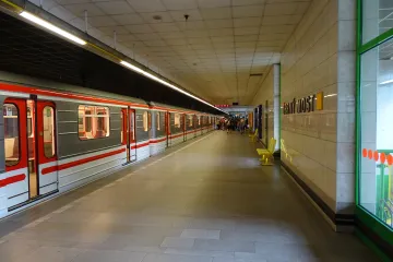 Požár střelnice uzavřel stanice metra Rajská zahrada a Černý Most