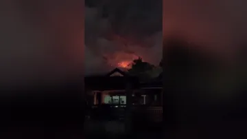 Na Filipínách sopka chrlí lávu