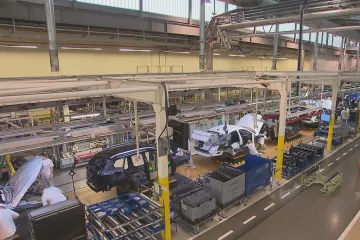 Německé ekonomice se nadále nedaří. Drtí ji americká cla i chybějící čínské čipy