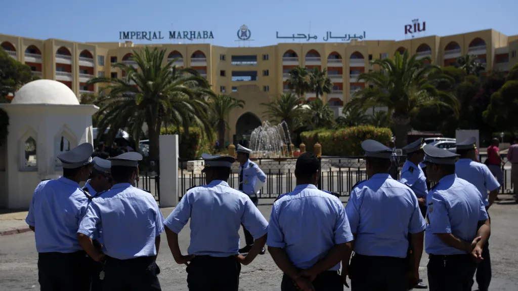 Policisté před hotelem Imperial Marhaba