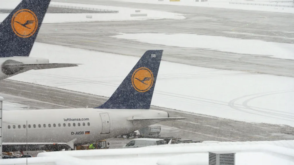 Zima komplikuje situaci na mnichovském letišti