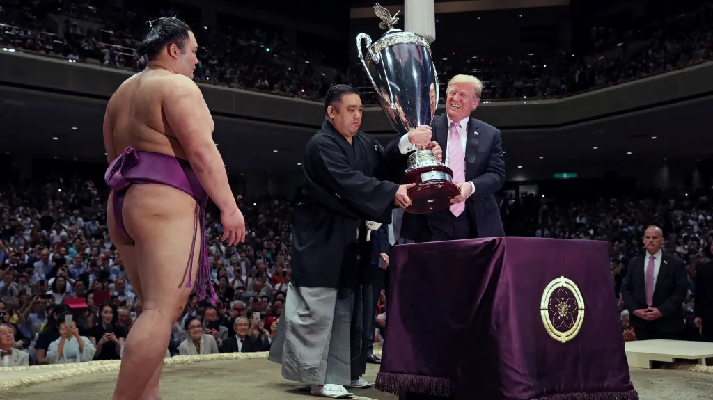 Prezident Trump předává pohár vítězi zápasu sumó