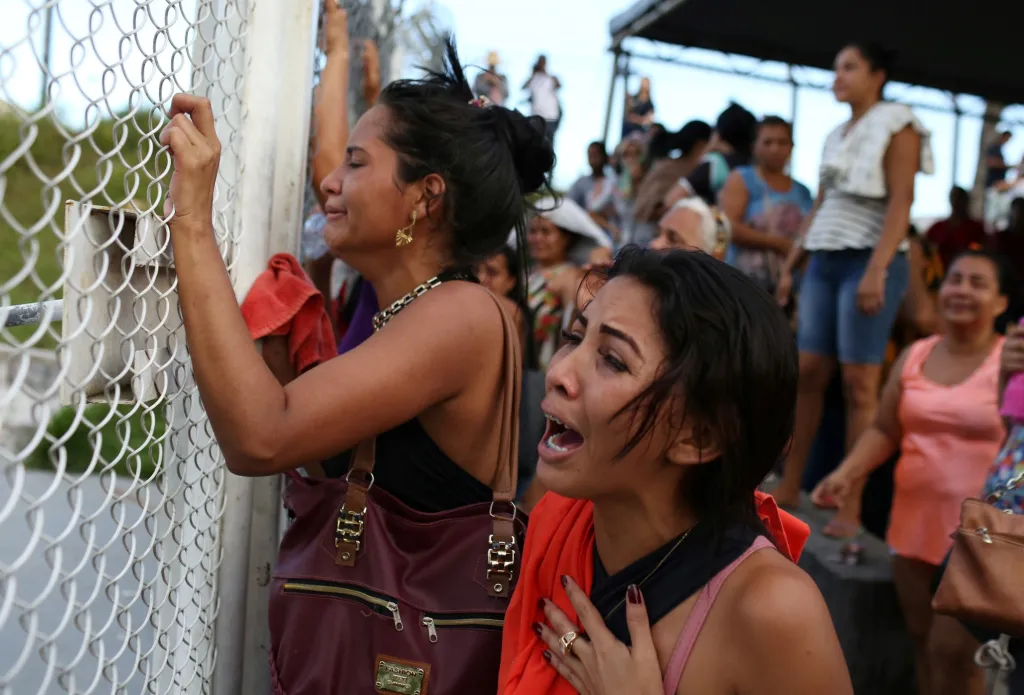 V brazilském vězeňském komplexu regionu Amazonas došlo k zabití čtyř věznů uškrcením. Na snímku jsou příbuzní obětí, kteří se dožadují vstupu do věznice