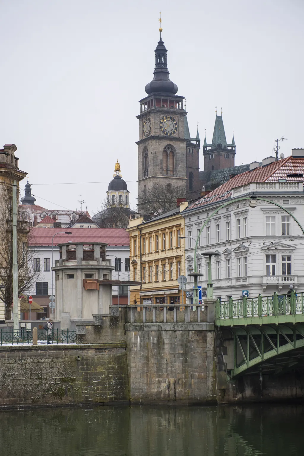 Za obnovu této kulturní památky by město mělo zaplatit celkem téměř tři miliony korun. Podle zástupců radnice se stavební firma nedohodla s památkáři a městskou správou nemovitostí na požadované kvalitě provedení měděných reliéfů na nové markýze a kovových konstrukcích na bocích kiosku