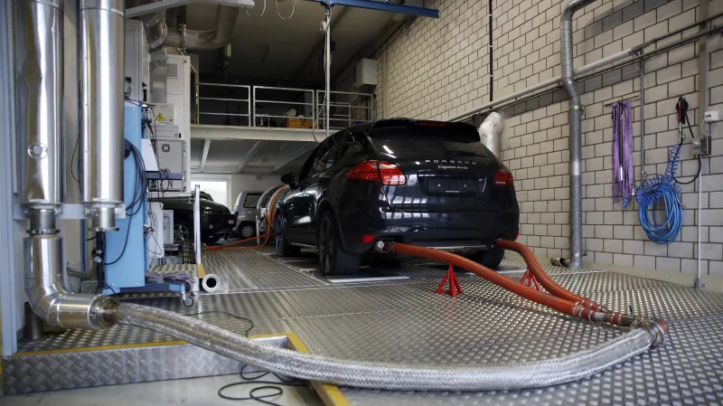 Také Porsche spadlo do emisního skandálu. Na archivním snímku vůz Cayenne u emisního testu