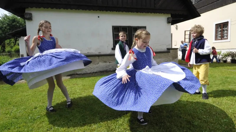 Rok Boženy Němcové / postavy z Babičky na Starém bělidle