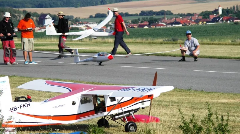 Letadla na modelářském letišti