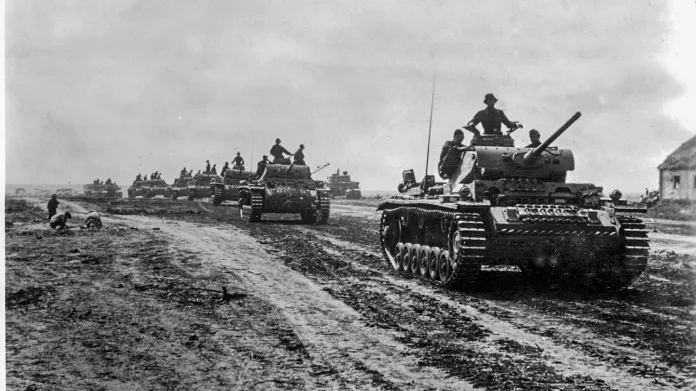 Ve dnech 5.7 - 23.8 1943 se odehrála jedna z nejvýznamnějších bitev druhé světové války. Německé fašistické velení shromáždilo mohutné úderné síly a zamýšlelo útokem od Orla a Bělgorodu zničit sovětská vojska v prostoru Kurska a uvolnit tak cestu na Moskvu.