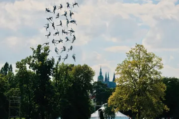 Letní Letná slibuje bratrovražednou show i farmu vzhůru nohama. Začíná poctou novému cirkusu
