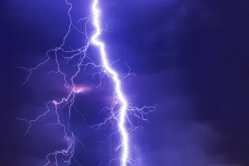 Blesky mohou i zabíjet. Jak se vyhnout riziku a využít krokové napětí, radí meteorolog i hasiči